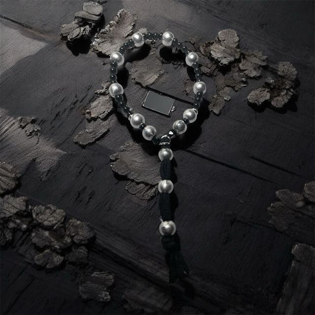 Pulsera de cuentas plateadas y negras