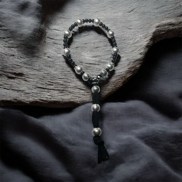 Pulsera de cuentas plateadas y negras