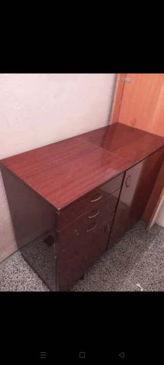 Máquina de coser antigua de madera