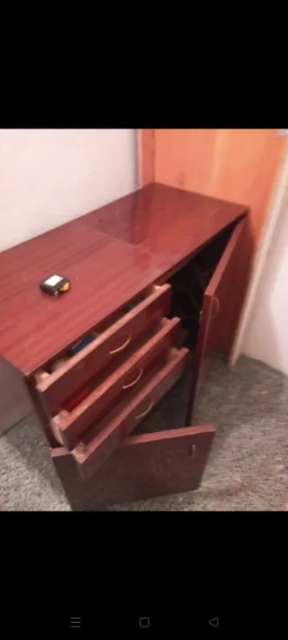 Máquina de coser antigua de madera