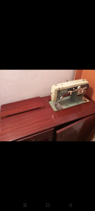 Máquina de coser antigua de madera