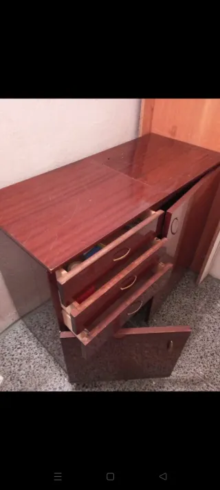 Máquina de coser antigua de madera