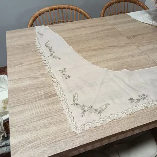 Pico de manteleta fallera con puntilla y bordado