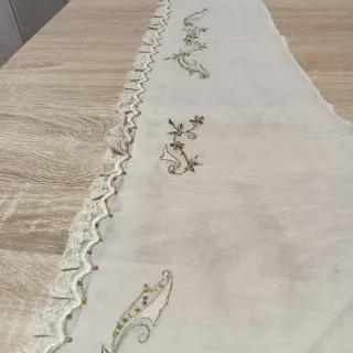 Pico de manteleta fallera con puntilla y bordado