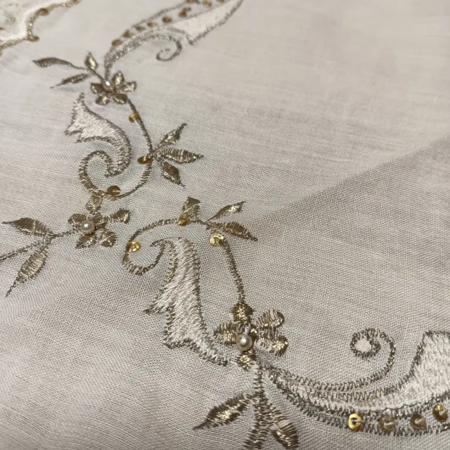 Pico de manteleta fallera con puntilla y bordado