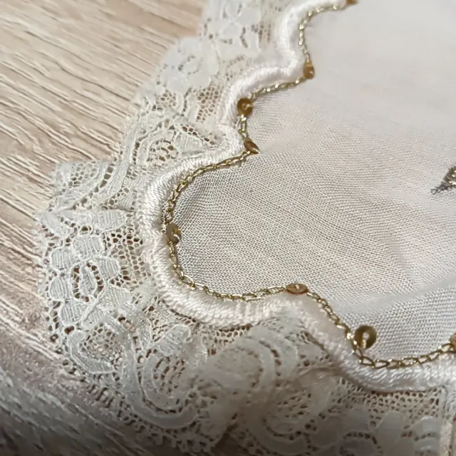 Pico de manteleta fallera con puntilla y bordado