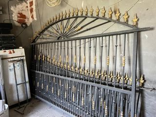 Puerta de hierro forjado y reja