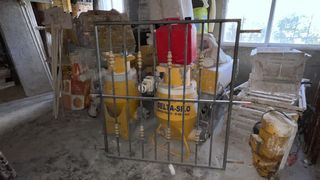 Puerta de hierro forjado y reja