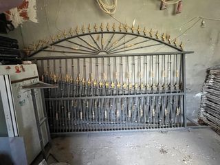 Puerta de hierro forjado y reja