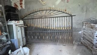 Puerta de hierro forjado y reja