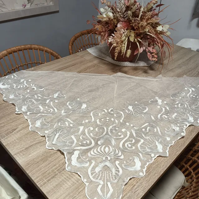 Pico de manteleta adulta bordada en blanco