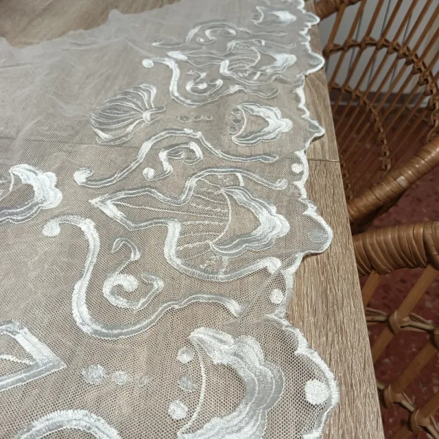 Pico de manteleta adulta bordada en blanco