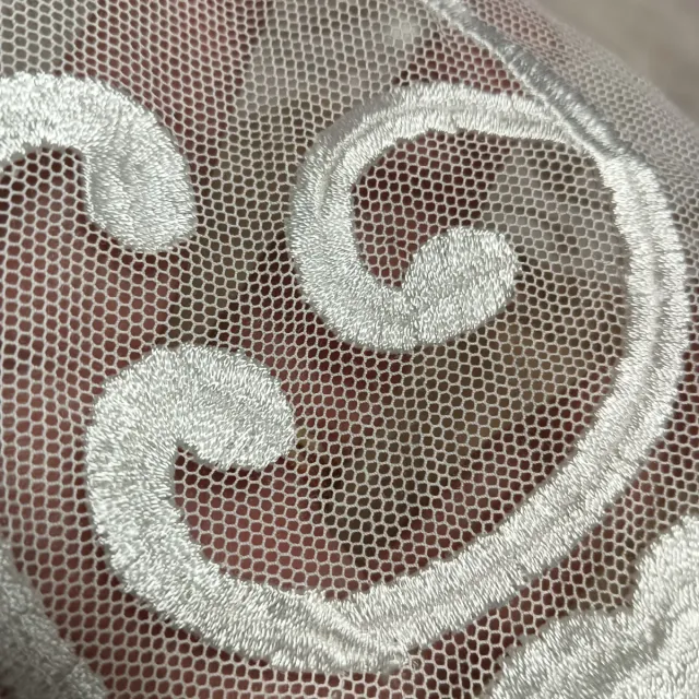 Pico de manteleta adulta bordada en blanco