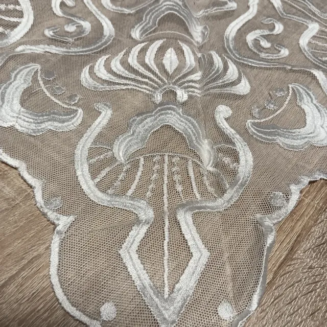 Pico de manteleta adulta bordada en blanco