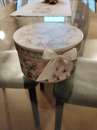 Tazza da tè con Scatola rotonda decorata