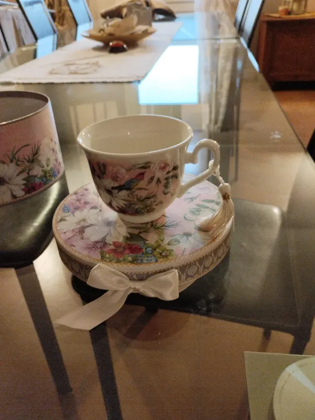 Tazza da tè con Scatola rotonda decorata