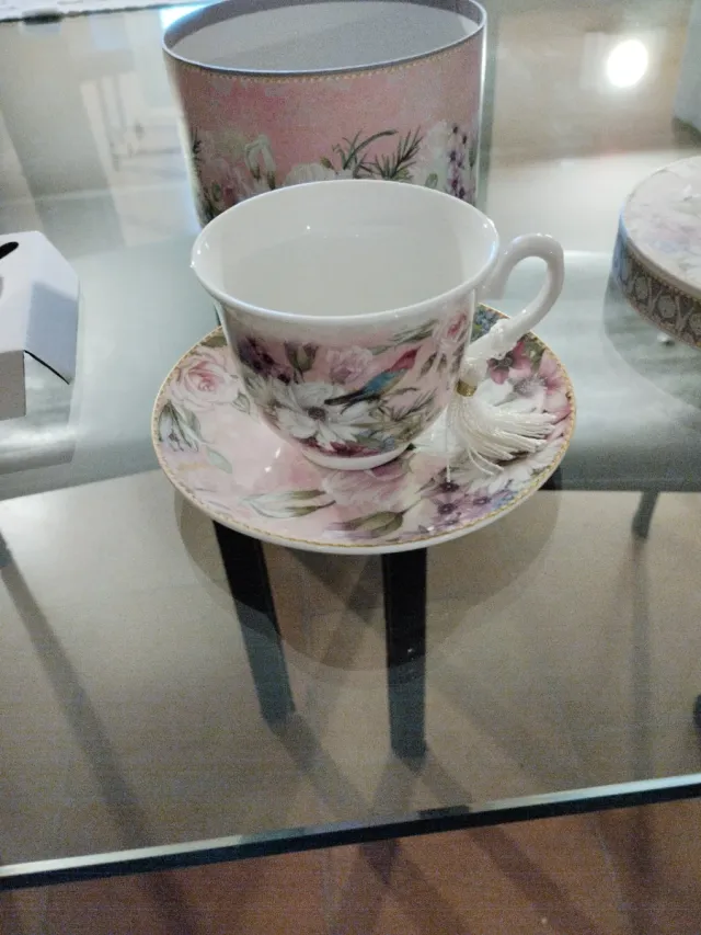 Tazza da tè con Scatola rotonda decorata