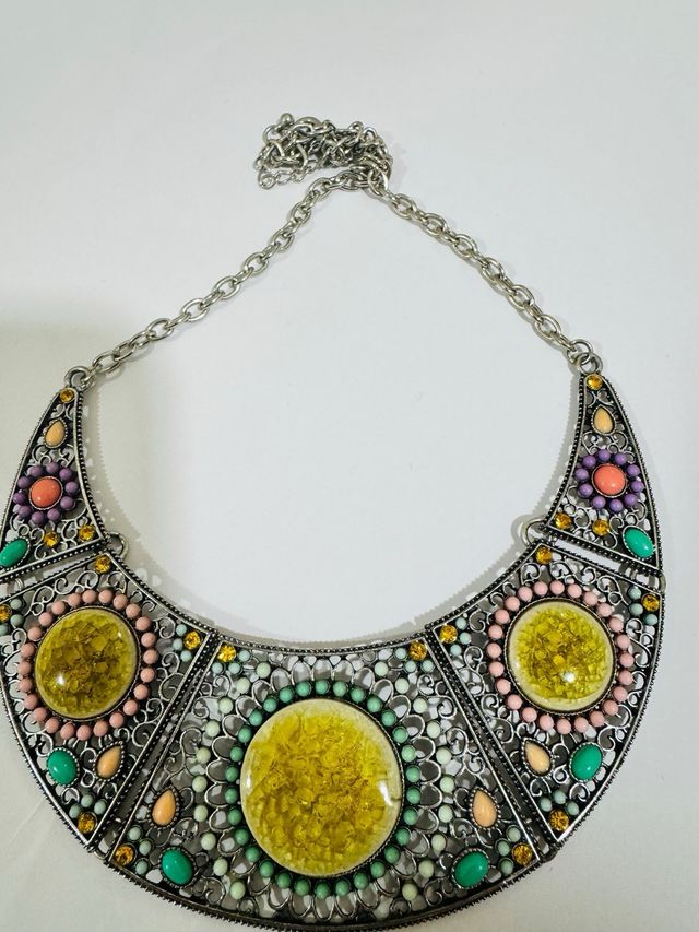 Elegante collar de acero con piedras