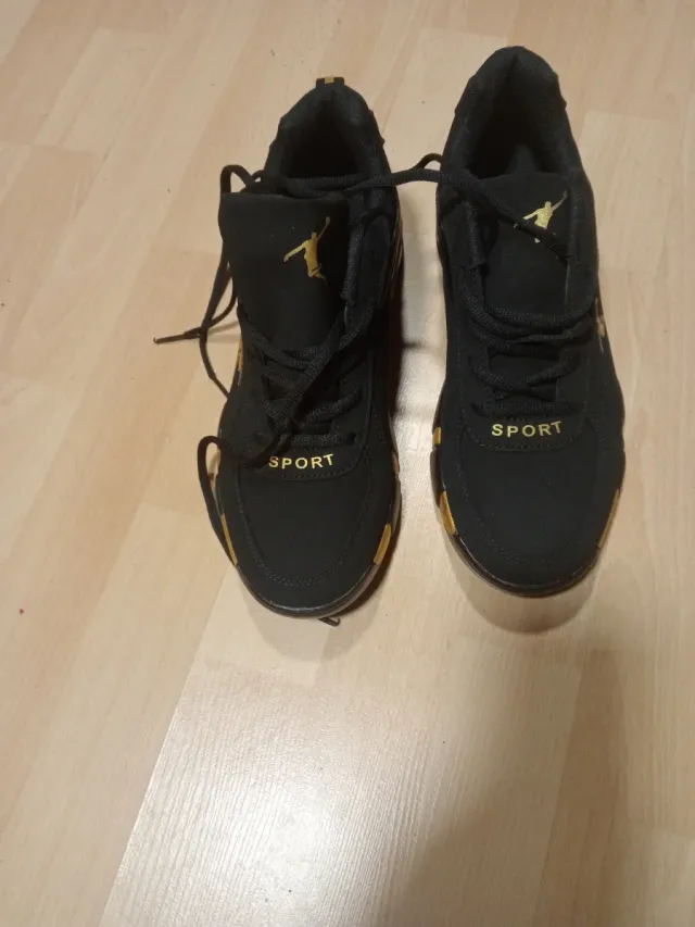 Zapatillas deportivas negras y doradas