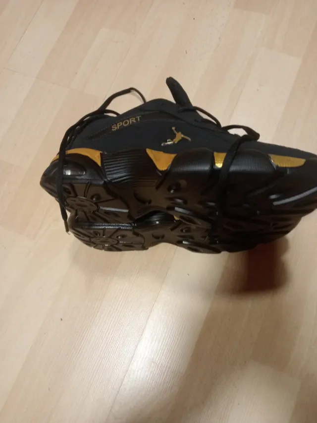 Zapatillas deportivas negras y doradas