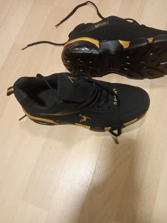 Zapatillas deportivas negras y doradas