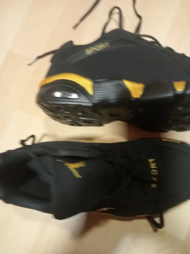 Zapatillas deportivas negras y doradas