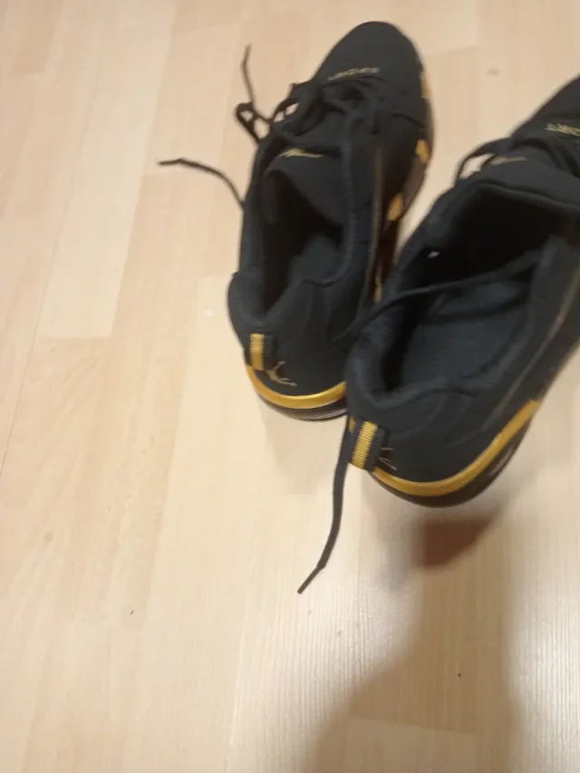 Zapatillas deportivas negras y doradas