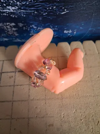 Anillo de bisutería con cristales morados