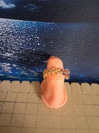 Anillo de bisutería con cristales morados