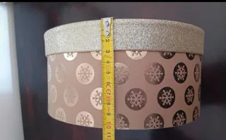 Scatola natalizia rotonda in cartone