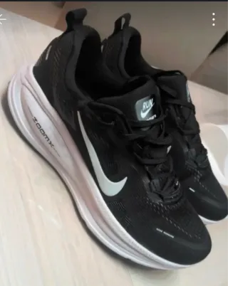 Zapatillas Nike Vomero 18 Negras y Blancas