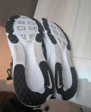 Zapatillas Nike Vomero 18 Negras y Blancas