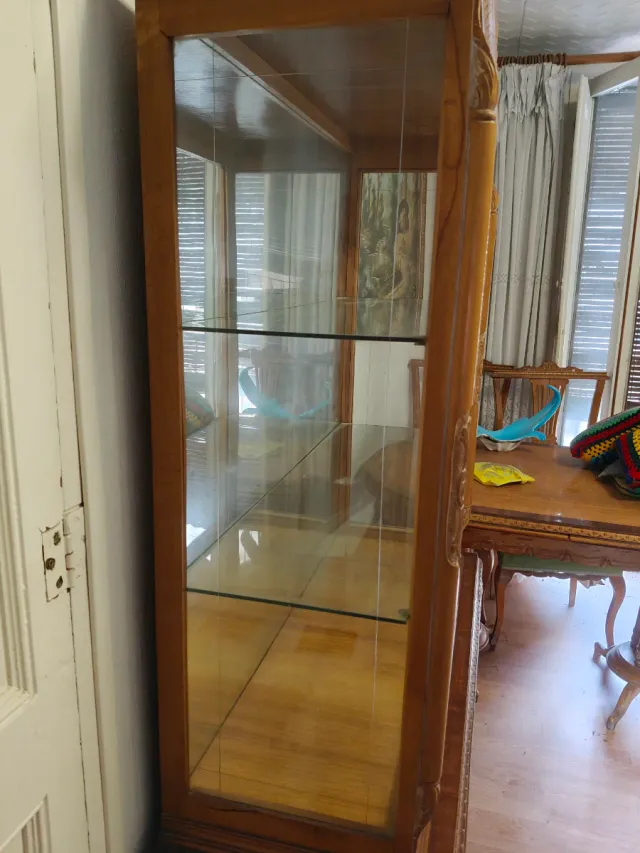 Mueble vitrina madera y cristal