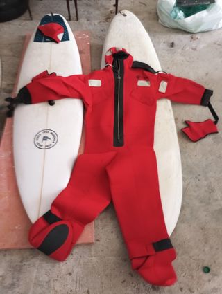 Traje de neopreno rojo para salvamento