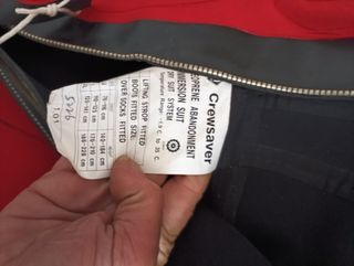 Traje de neopreno rojo para salvamento