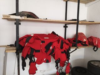 Traje de neopreno rojo para salvamento