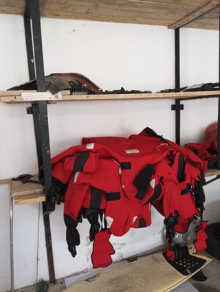 Traje de neopreno rojo para salvamento