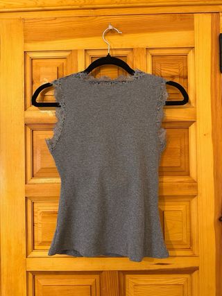 Blusa de tirantes con encaje gris
