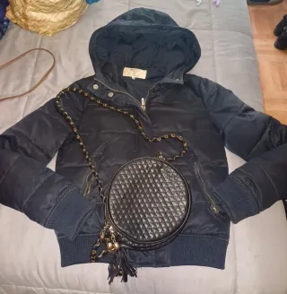 Cazadora acolchada negra talla XS y bolso