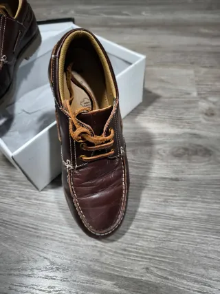 Zapatos náuticos de piel marrón