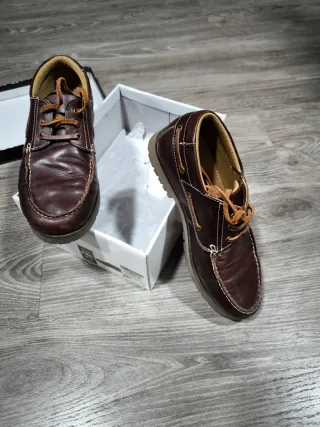 Zapatos náuticos de piel marrón