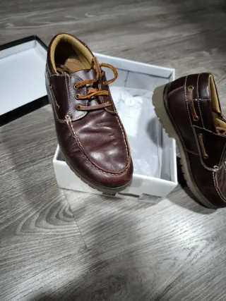 Zapatos náuticos de piel marrón