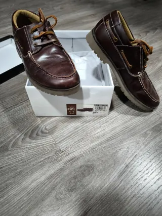 Zapatos náuticos de piel marrón