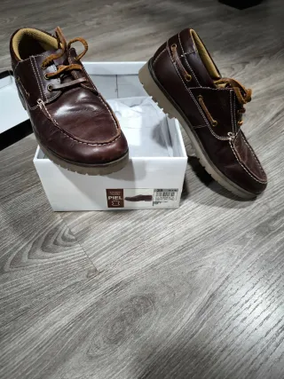 Zapatos náuticos de piel marrón