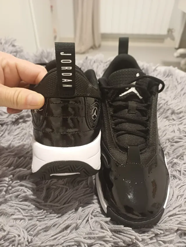 Zapatillas Jordan Negras y Blancas