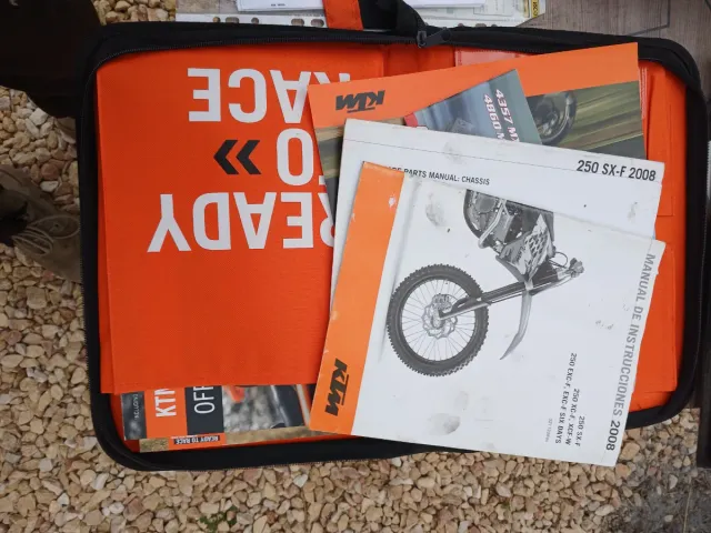 Maletín KTM con manuales