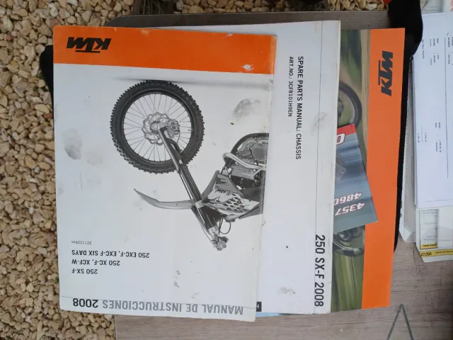 Maletín KTM con manuales