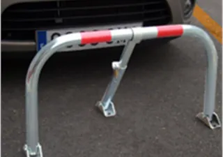 Barrera abatible para reservar tu plaza de garaje.