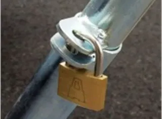 Barrera abatible para reservar tu plaza de garaje.