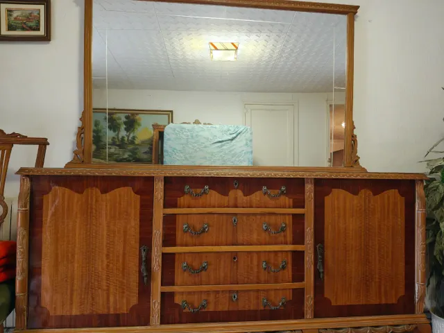 Mueble antiguo con espejo